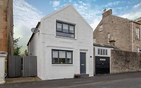 Henry Bell - Cosy 2-Bedroom Cottage